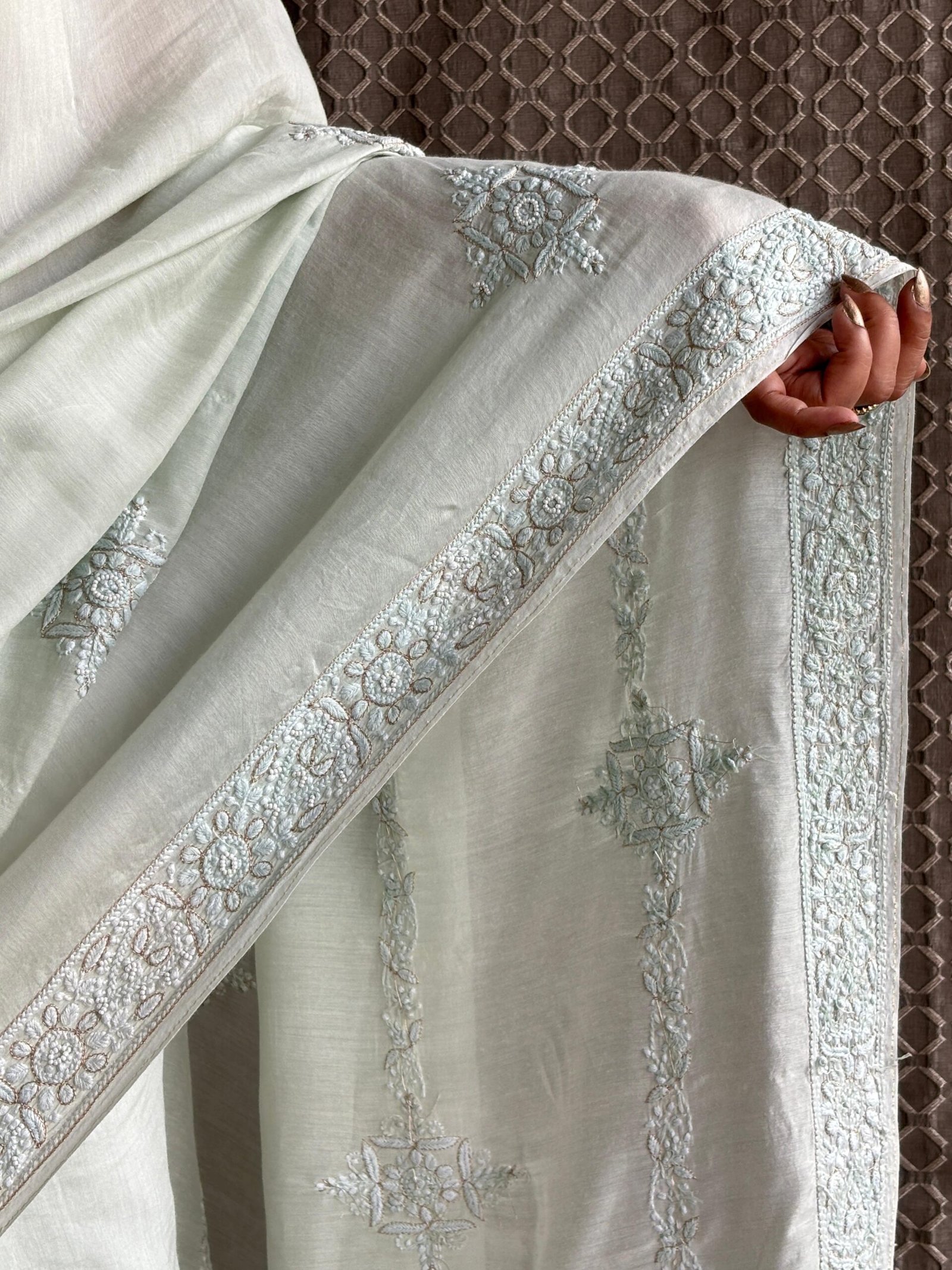 "ZAITOON AURA" MUSLIN CHIKANKARI SAREE - Image 4